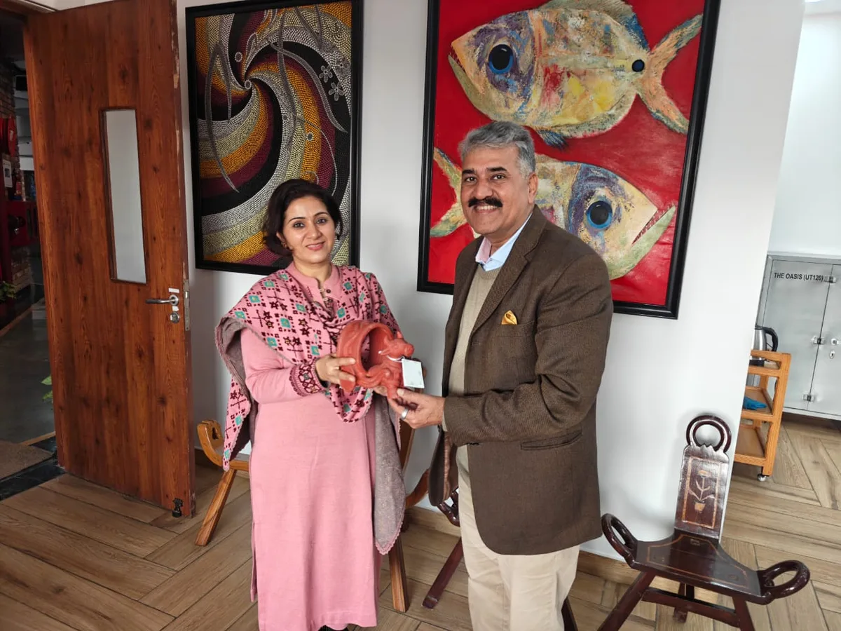 Charu Wadhwa being felicitated at a wellness event